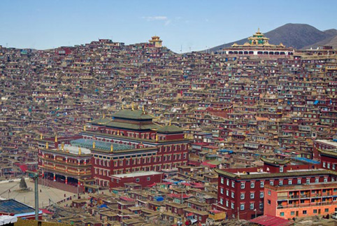 Học viện Phật giáo lớn nhất thế giới ở Tây Tạng