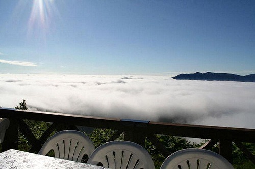 biển mây mù trên đỉnh núi ở nhật bản