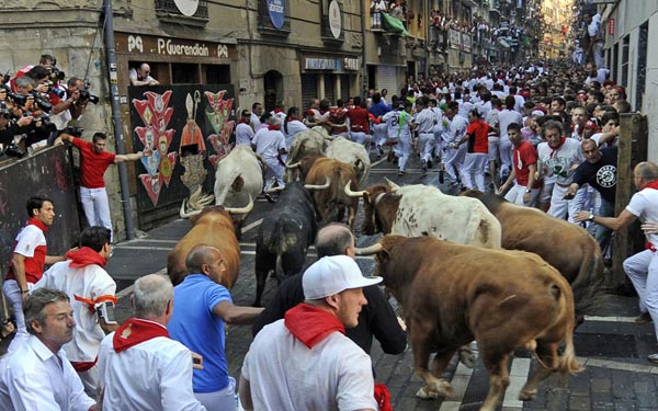 thót tim tham gia lễ hội đua cùng bò tót ở tây ban nha
