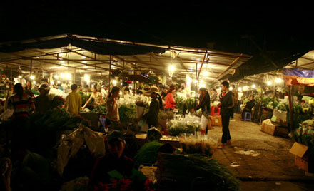 đêm rực rỡ ở chợ hoa hà nội