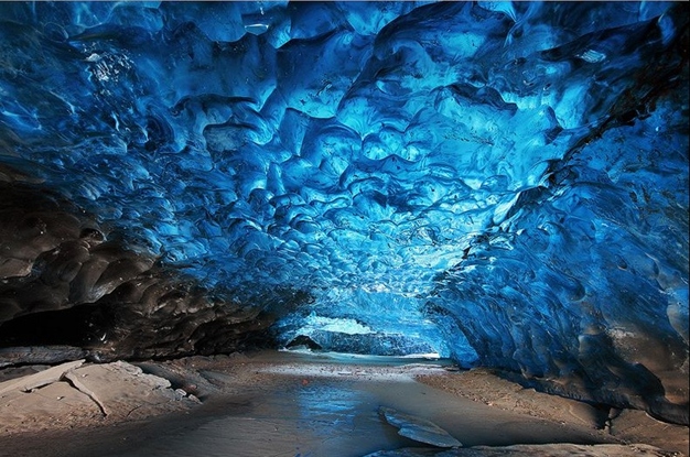 Vẻ đẹp lung linh trong hang băng ở Iceland