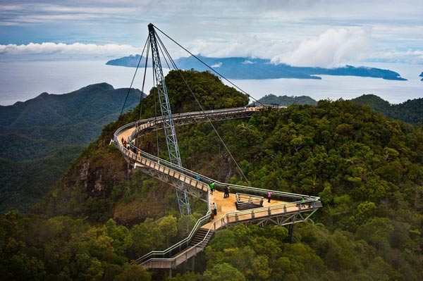 Ngắm cảnh đẹp từ cầu treo trên không trung ở Malaysia