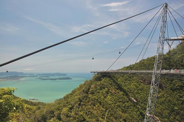 ngắm cảnh đẹp từ cầu treo trên không trung ở malaysia