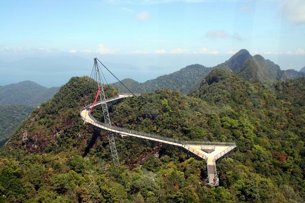 ngắm cảnh đẹp từ cầu treo trên không trung ở malaysia