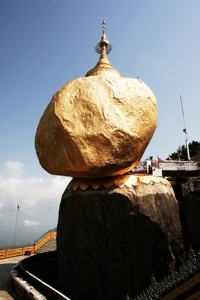 huyền bí tảng đá thiêng ở myanmar