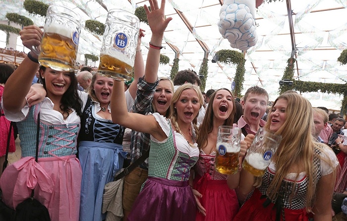 Chìm trong men bia ở lễ hội bia Đức