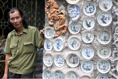 Ấn tượng ngôi nhà gắn đầy bát đĩa cổ ở Vĩnh Phúc