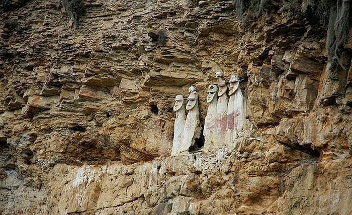 bí ẩn những quan tài hình người ẩn trong núi 600 năm