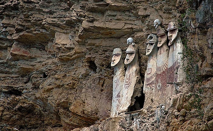 bí ẩn những quan tài hình người ẩn trong núi 600 năm
