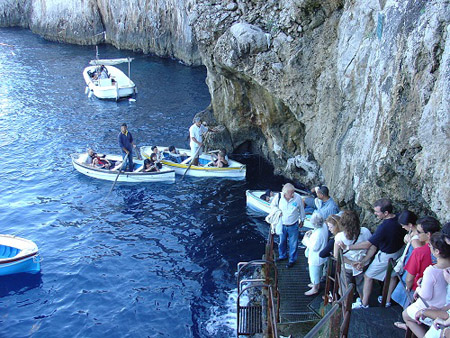 Vẻ đẹp hút hồn của động xanh Grotta Azzurra, Italy