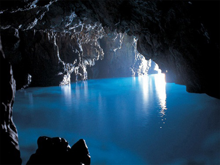 vẻ đẹp hút hồn của động xanh grotta azzurra, italy