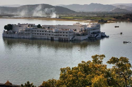 Thơ mộng cung điện nổi giữa lòng hồ ở Ấn Độ