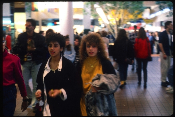 Nhìn lại nước Mỹ thập niên 90 tại trung tâm mua sắm