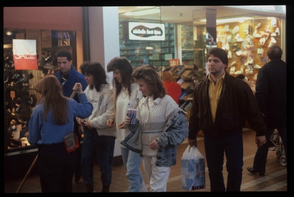 nhìn lại nước mỹ thập niên 90 tại trung tâm mua sắm