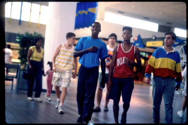 nhìn lại nước mỹ thập niên 90 tại trung tâm mua sắm