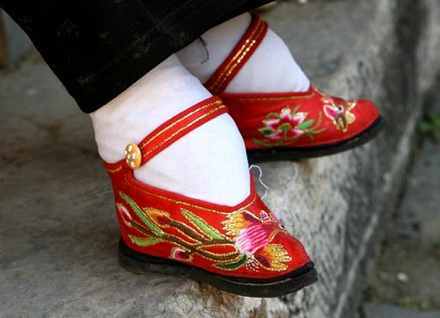 Những đôi giày truyền thống độc đáo nhất của nhân loại
