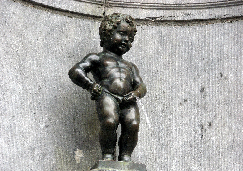 Tìm hiểu câu chuyện về bức tượng chú bé đứng tè ở Brussels