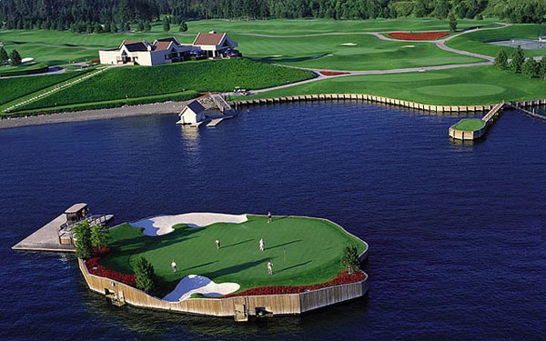 Kỳ lạ sân golf trôi lênh đênh trên hồ ở Mỹ