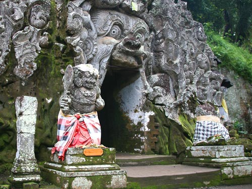 Đền thờ dơi hút khách du lịch ở Bali