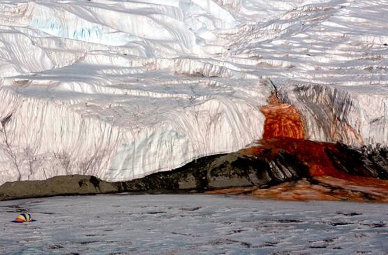 Khám phá thác máu kỳ bí ở Nam Cực