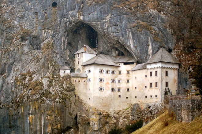Chiêm ngưỡng lâu đài cổ trước hang động tuyệt đẹp ở Slovenia