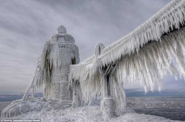 Những ngọn hải đăng kỳ ảo trong băng tuyết