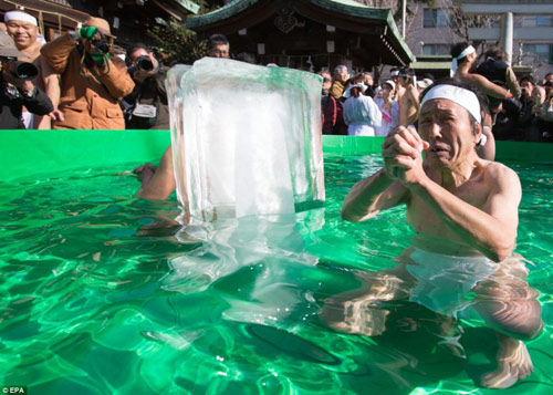 kỳ lạ ôm đá lạnh cầu may đầu năm tại lễ hội kanchu misogi