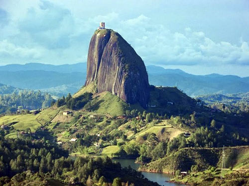 hòn đá khổng lồ ở colombia