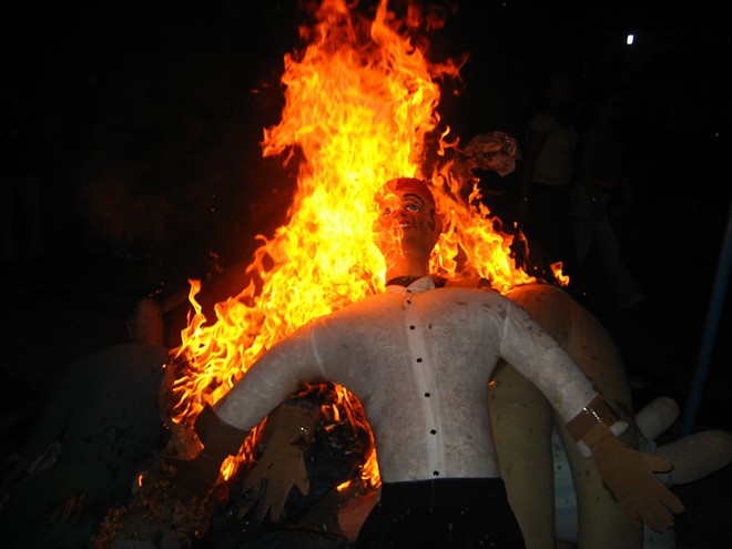 Kỳ lạ lễ hội đốt hình nộm mừng năm mới ở Ecuador