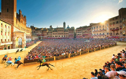 Sôi động lễ hội đua ngựa ở thành phố cổ Siena