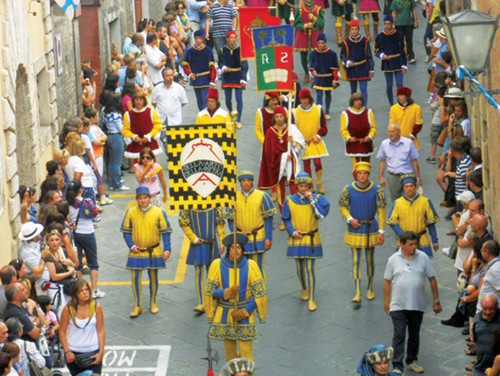 sôi động lễ hội đua ngựa ở thành phố cổ siena