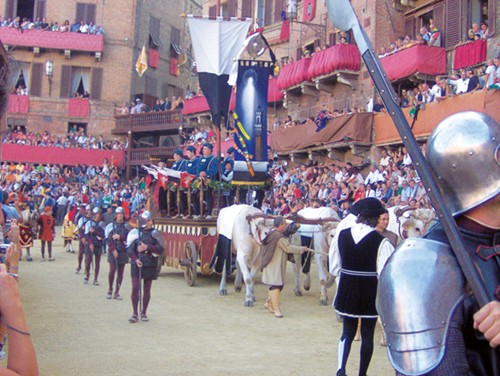 sôi động lễ hội đua ngựa ở thành phố cổ siena