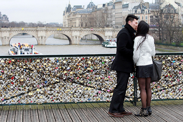 Những chiếc khóa tình yêu trên chiếc cầu Paris