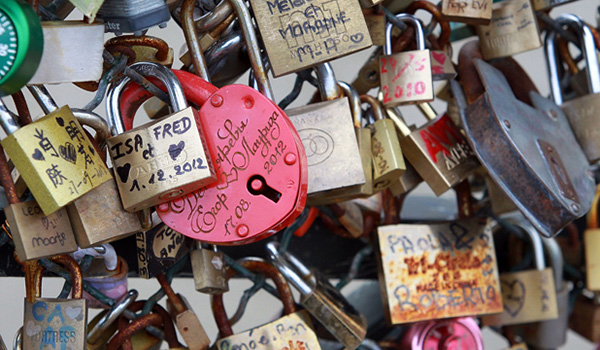 những chiếc khóa tình yêu trên chiếc cầu paris