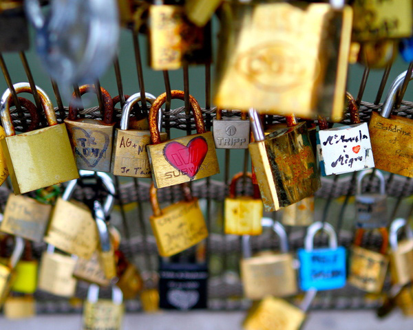 những chiếc khóa tình yêu trên chiếc cầu paris