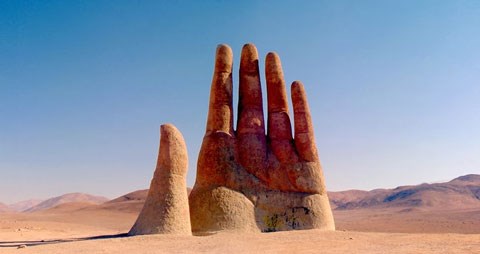 Sững sờ bàn tay khổng lồ giữa sa mạc