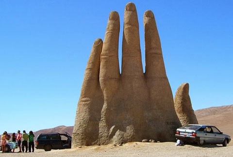 sững sờ bàn tay khổng lồ giữa sa mạc