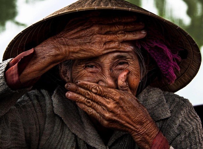 Duyên dáng bộ ảnh những ‘Nụ cười ẩn giấu’ của người Việt