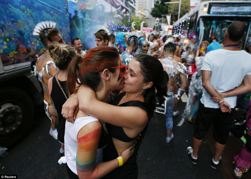 cuồng nhiệt tại lễ hội đồng tính lớn nhất thế giới