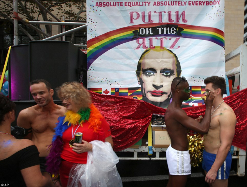 cuồng nhiệt tại lễ hội đồng tính lớn nhất thế giới