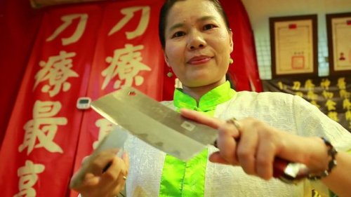 Rùng mình kiểu massage bằng dao chặt thịt ở Đài Loan