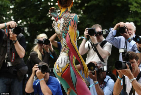 Ấn tượng lễ hội vẽ lên cơ thể người lớn nhất thế giới