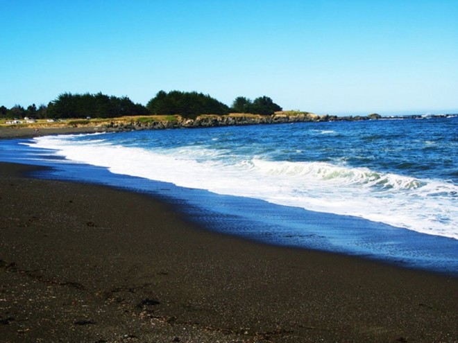 kỳ lạ 10 bãi biển cát đen nổi tiếng thế giới
