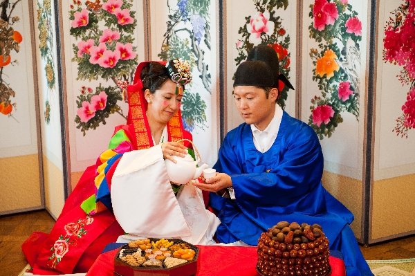 ngắm các cô dâu châu á với tục trang điểm truyền thống