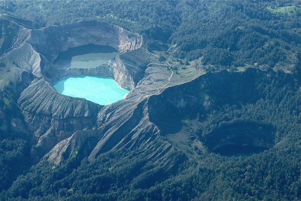 Thần bí ba hồ nước khác màu ở Indonesia