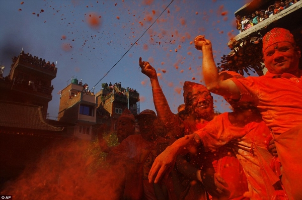tưng bừng lễ hội bisket jatra sắc màu ở nepal