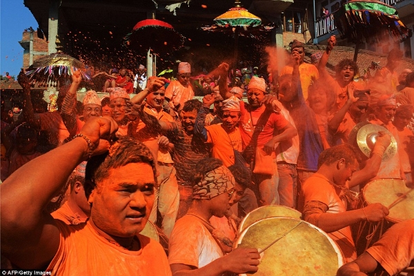 tưng bừng lễ hội bisket jatra sắc màu ở nepal