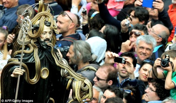 Kỳ lạ lễ hội rước rắn ở Italy