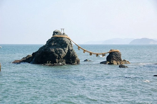 Đến thăm cặp đá vợ chồng ở vịnh Nhật Bản