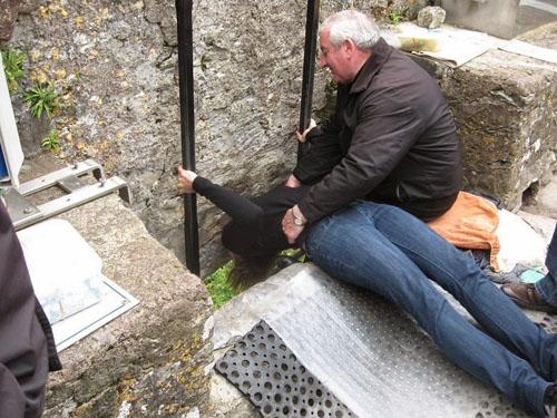 Thi nhau hôn đá để thành 'thánh hùng biện' ở Ireland